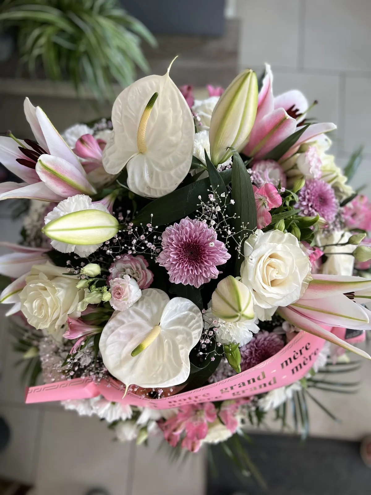 Bouquet d’anthuriums, de lys et de roses blanches
