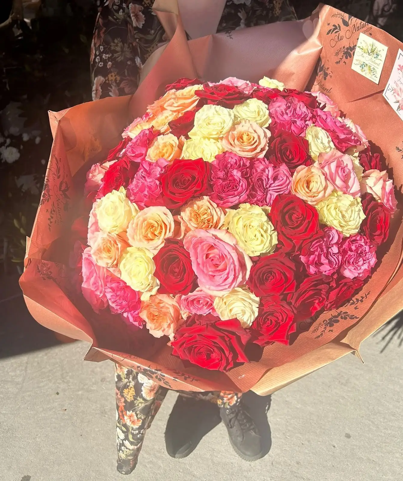 Grand bouquet de roses de toutes couleurs, photographié par la boutique