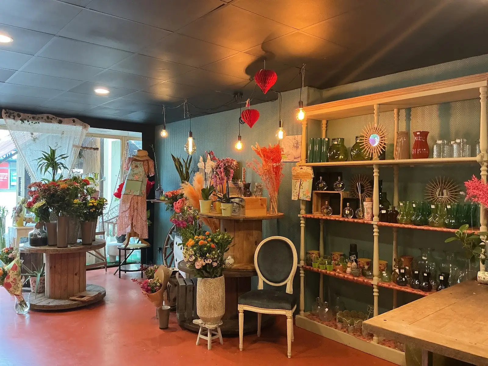 Intérieur de la boutique, étagères et compositions