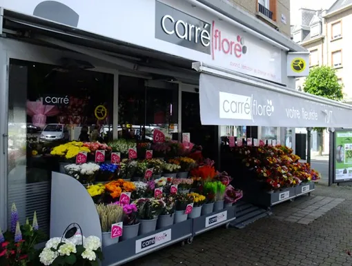 Devanture de la boutique et étal de fleurs coupées