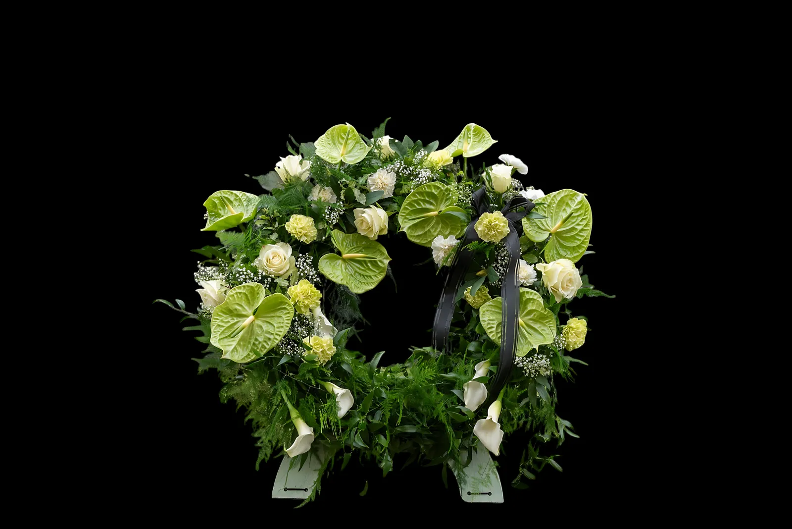 Couronne florale ronde en fleurs blanches et vertes, avec roses blanches et feuillage