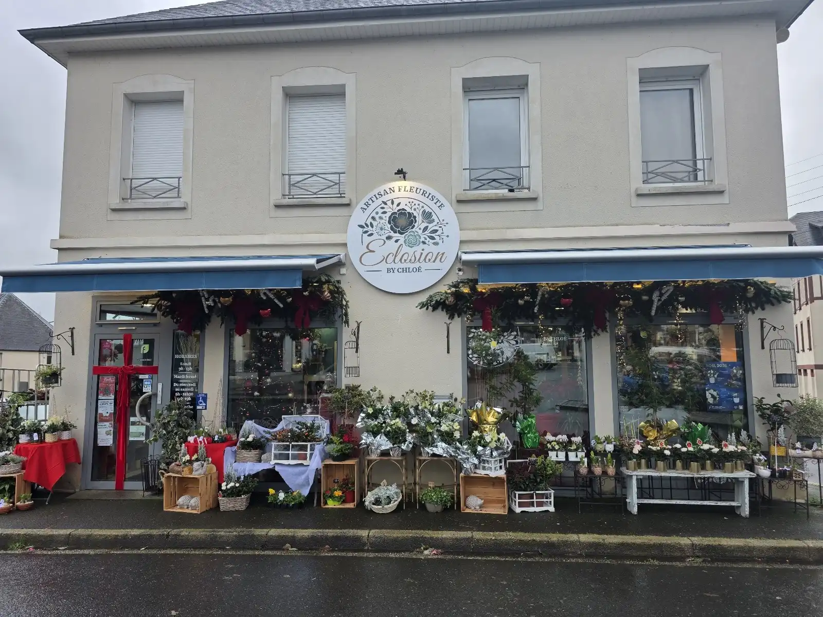 Façade de la boutique et fleurs exposées devant l’entrée