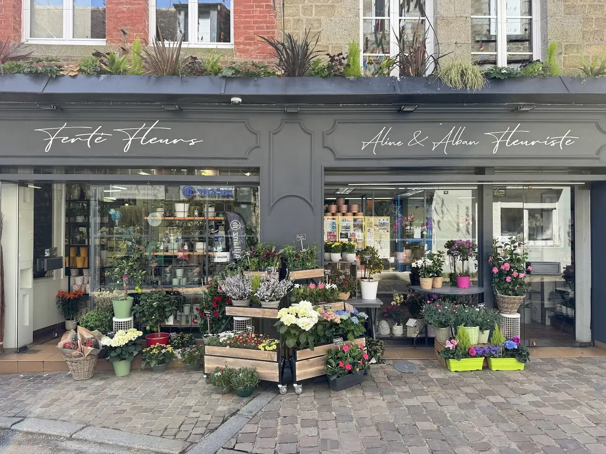 Devanture de la boutique et étal de plantes et de fleurs
