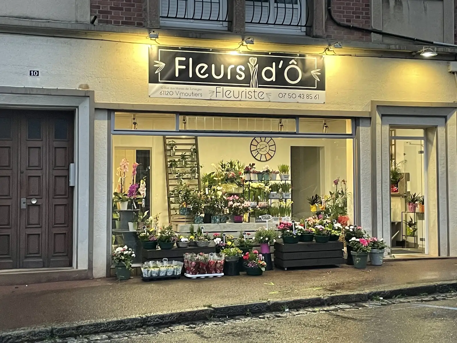 Devanture de la boutique et fleurs exposées devant la vitrine