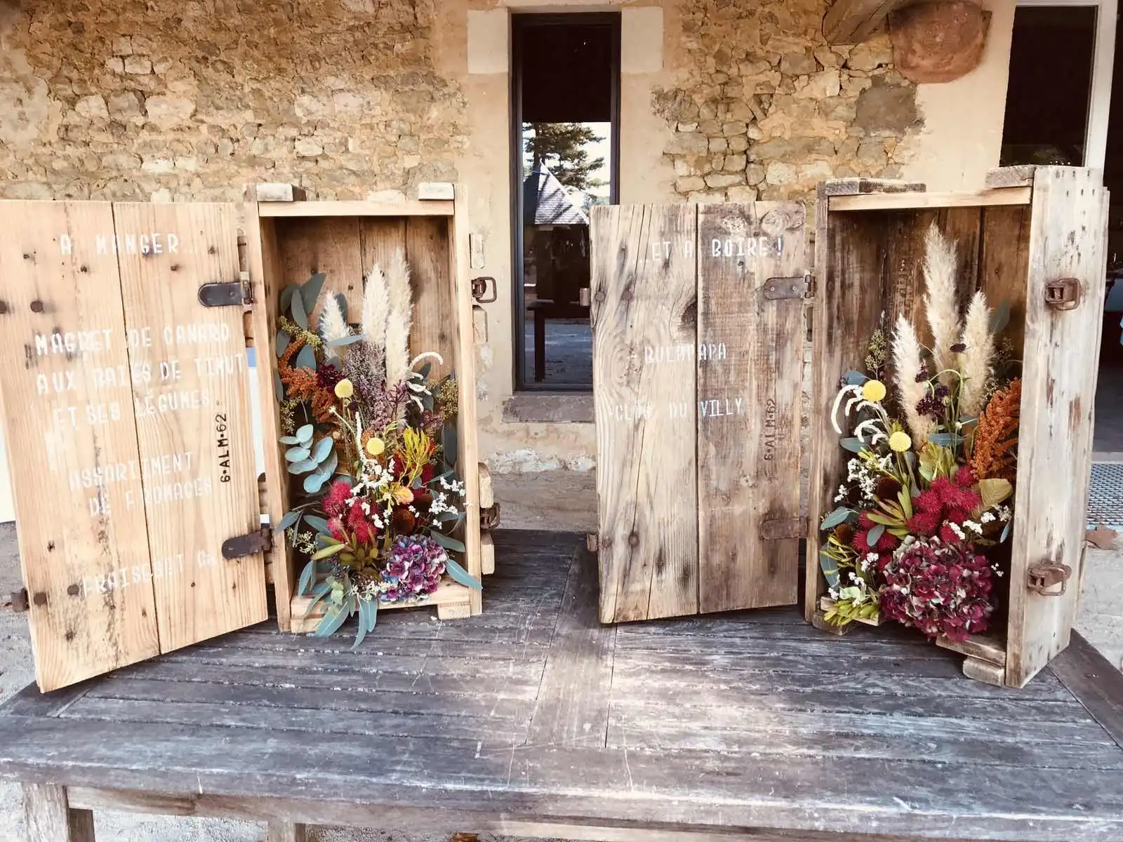 Compositions de fleurs séchées dans des portes en bois anciennes