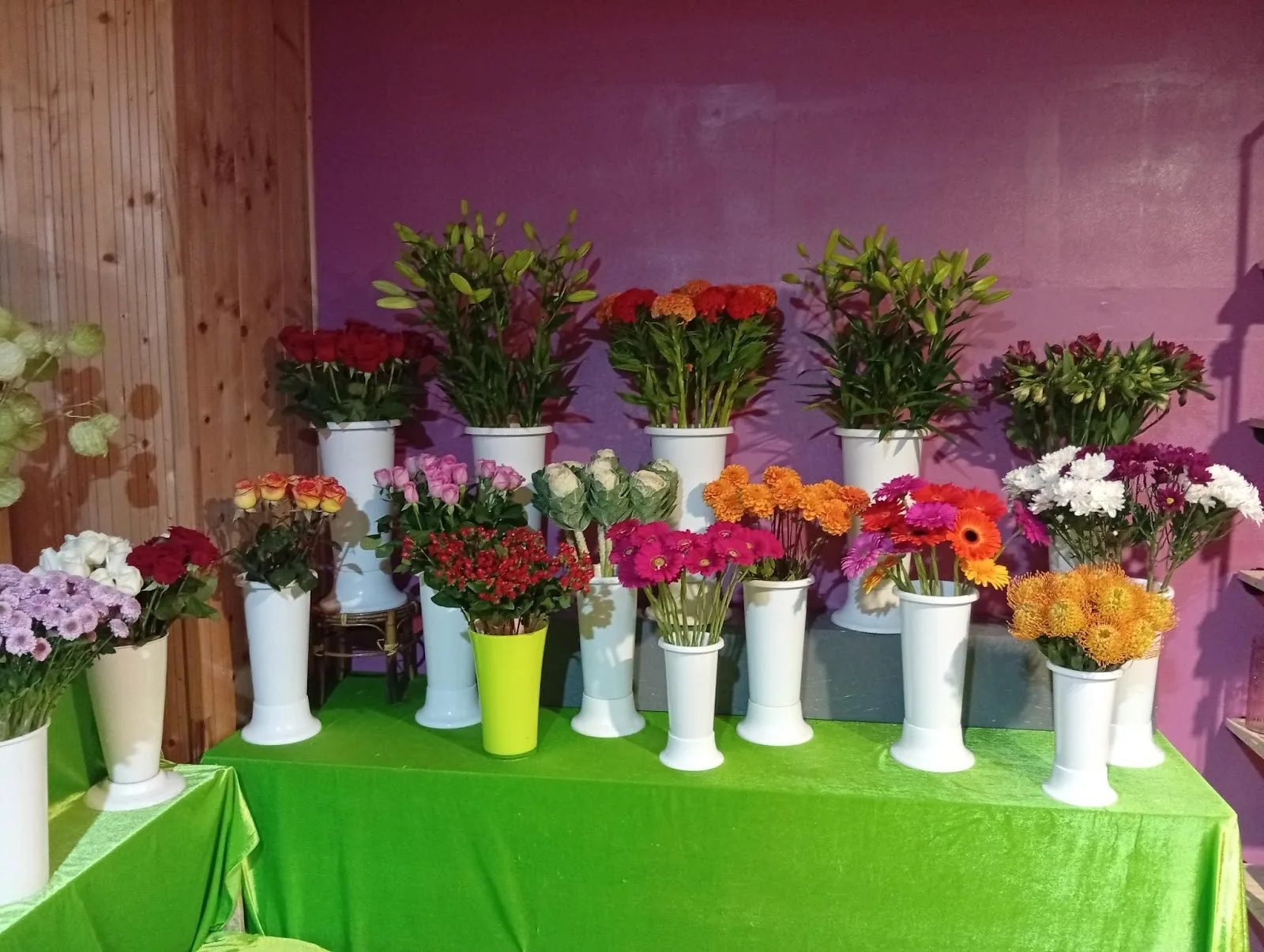 Fleurs coupées présentées en vases dans la boutique