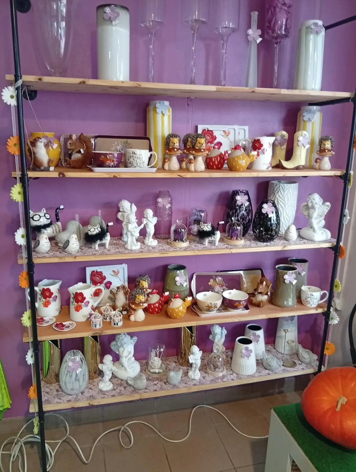 Coin cadeaux de la boutique : tasses, vases et figurines