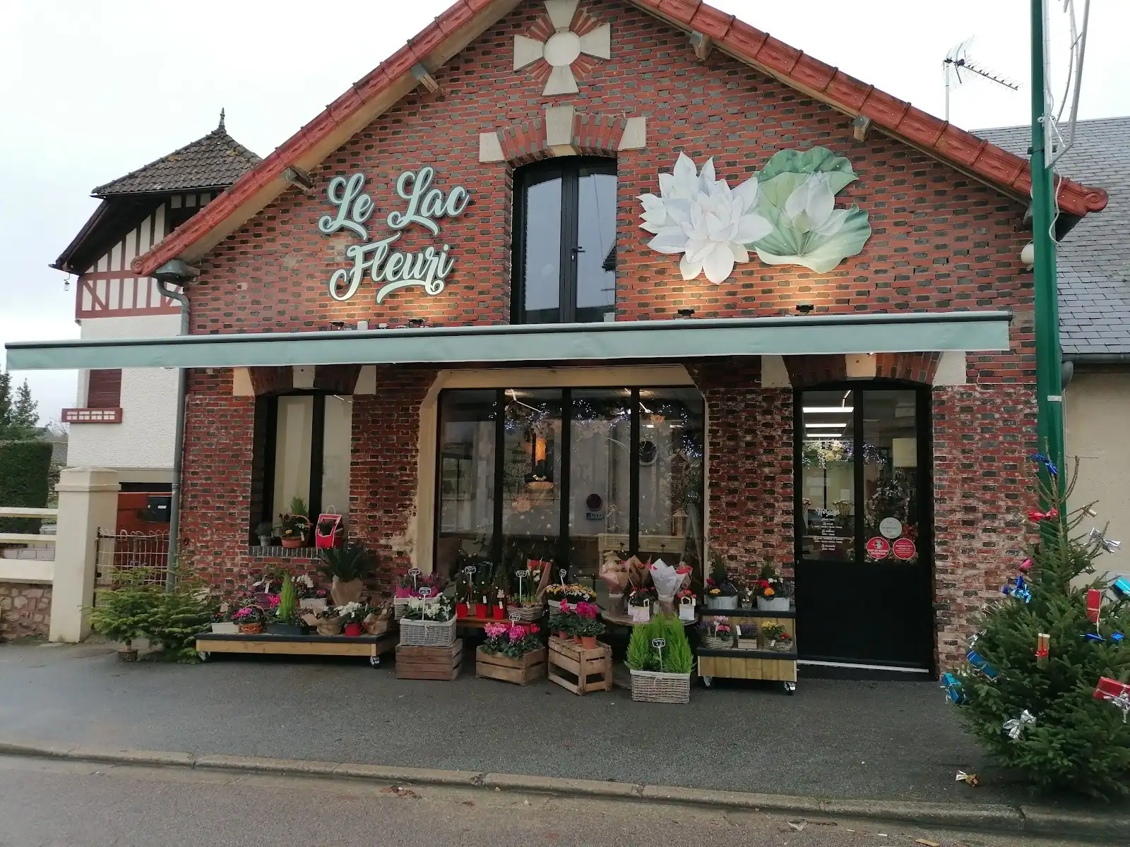 Boutique en briques et colombages, plantes exposées devant