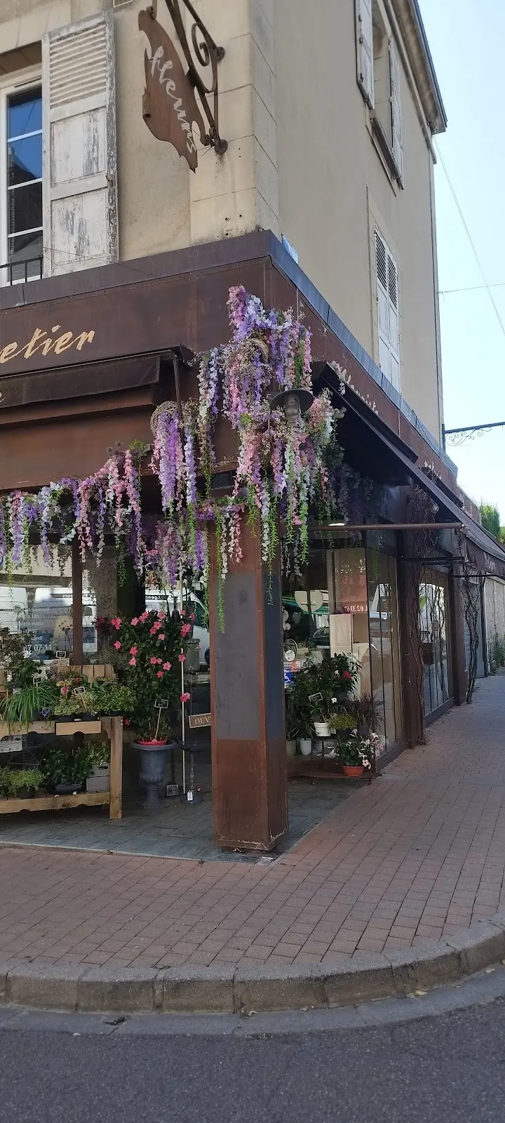 Entrée de la boutique décorée de fleurs suspendues