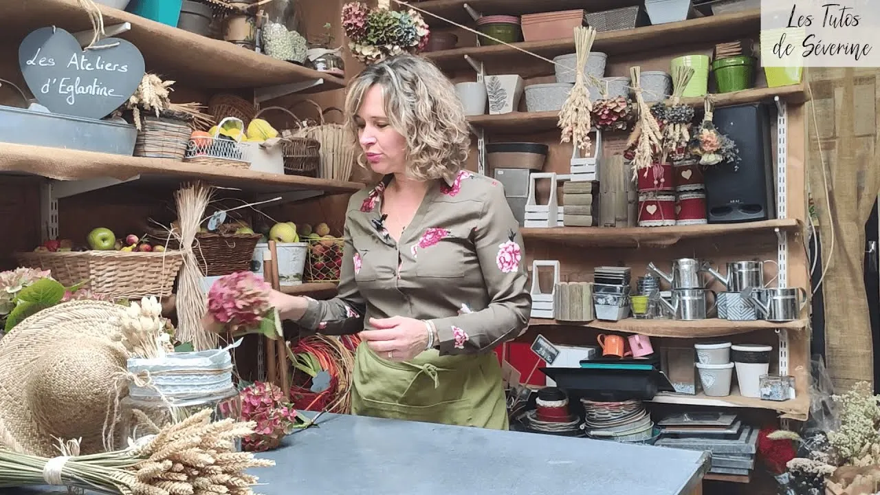 Image de la vidéo « [Les Tutos de Séverine] Comment faire sécher vos fleurs et vos bouquets » de Séverine Les Ateliers d'Eglantine