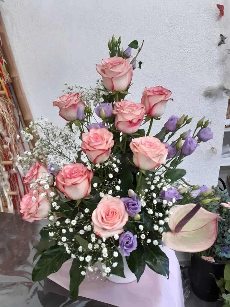 Composition de fleurs romantiques