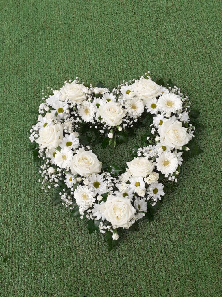 Coeur de fleurs blanches