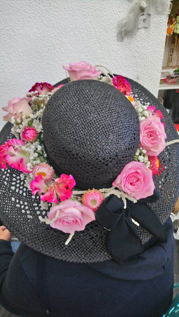 Décoration florale sur chapeau