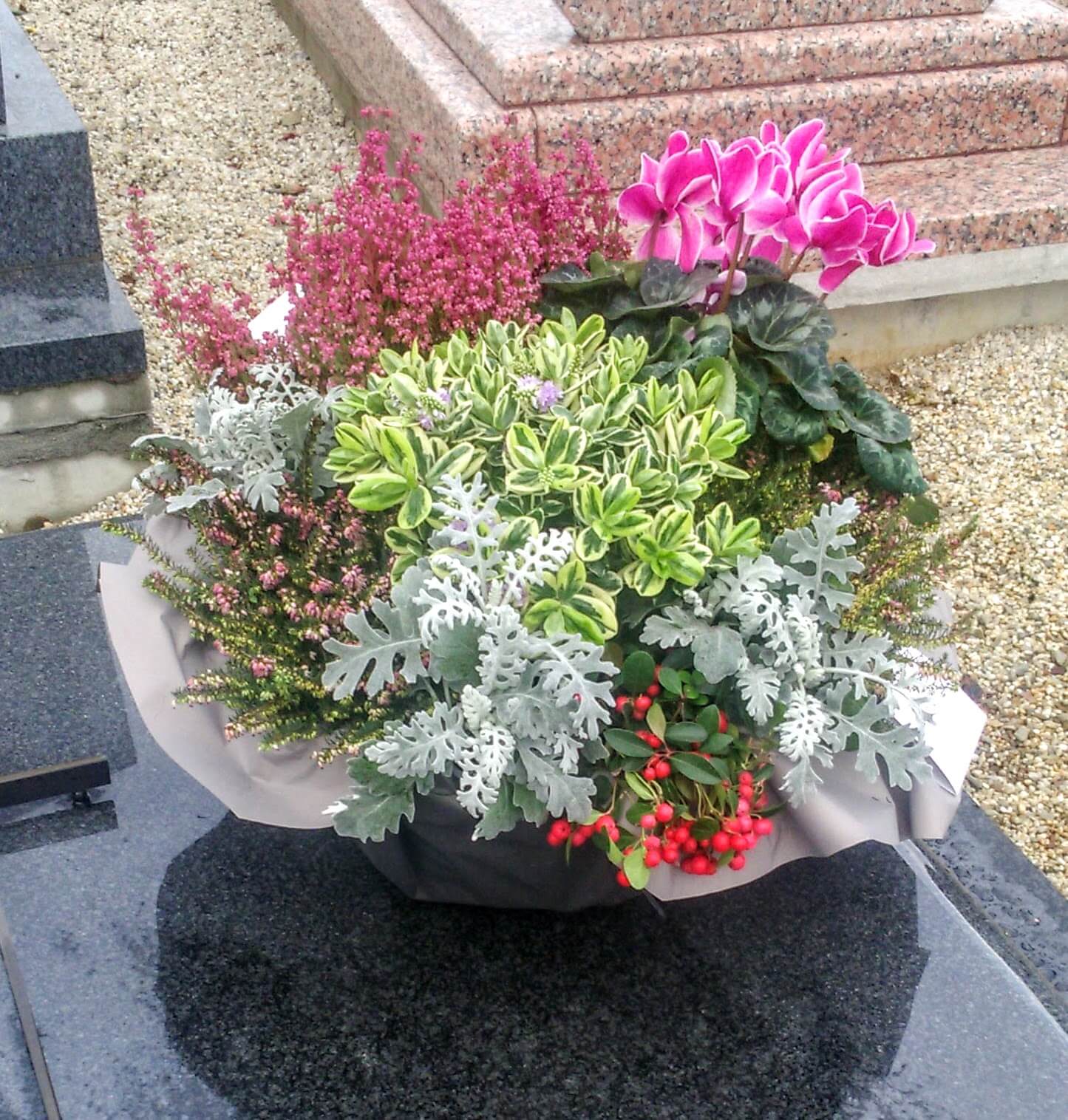 Entretien de tombes, fleurs et plantes pour cimetières à Alençon Entretien de tombes, fleurs et plantes pour cimetières à Alençon
