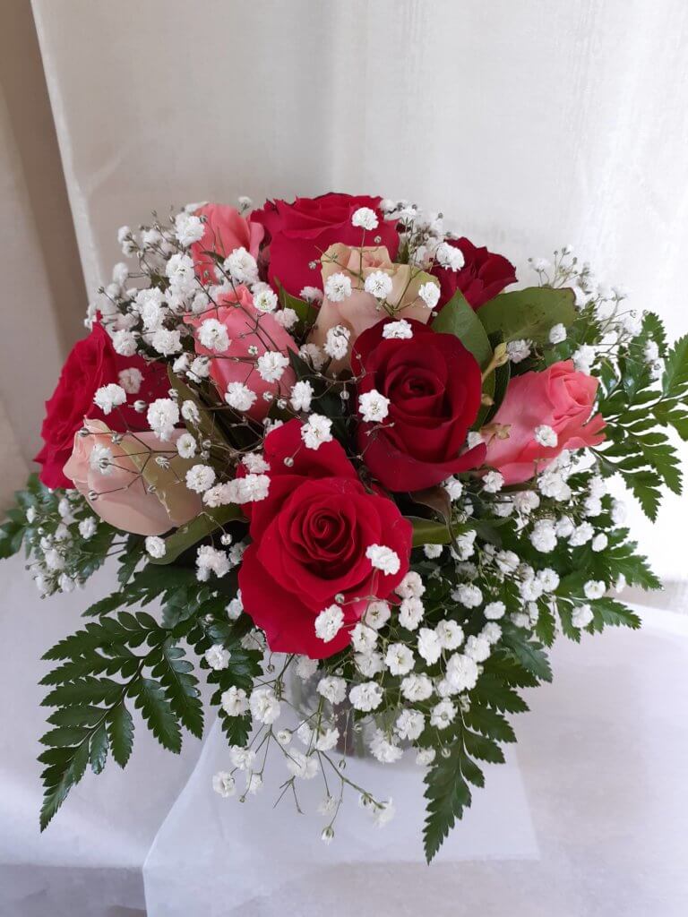 bouquet de roses rouges et gypsophiles